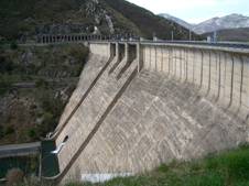 Archivo:Embalse del Porma.JPG
